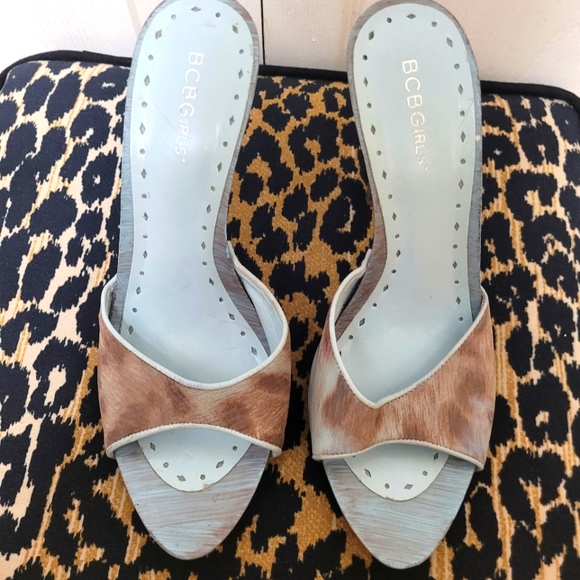 BCBG Skin patterned Light blue heely clogs - Picture 2 of 6